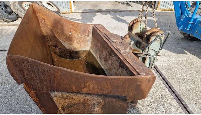 Volvo S3 190 cm ditch cleaning bucket, high-angle view Volvo S3 190 cm ditch cleaning bucket, high-angle view