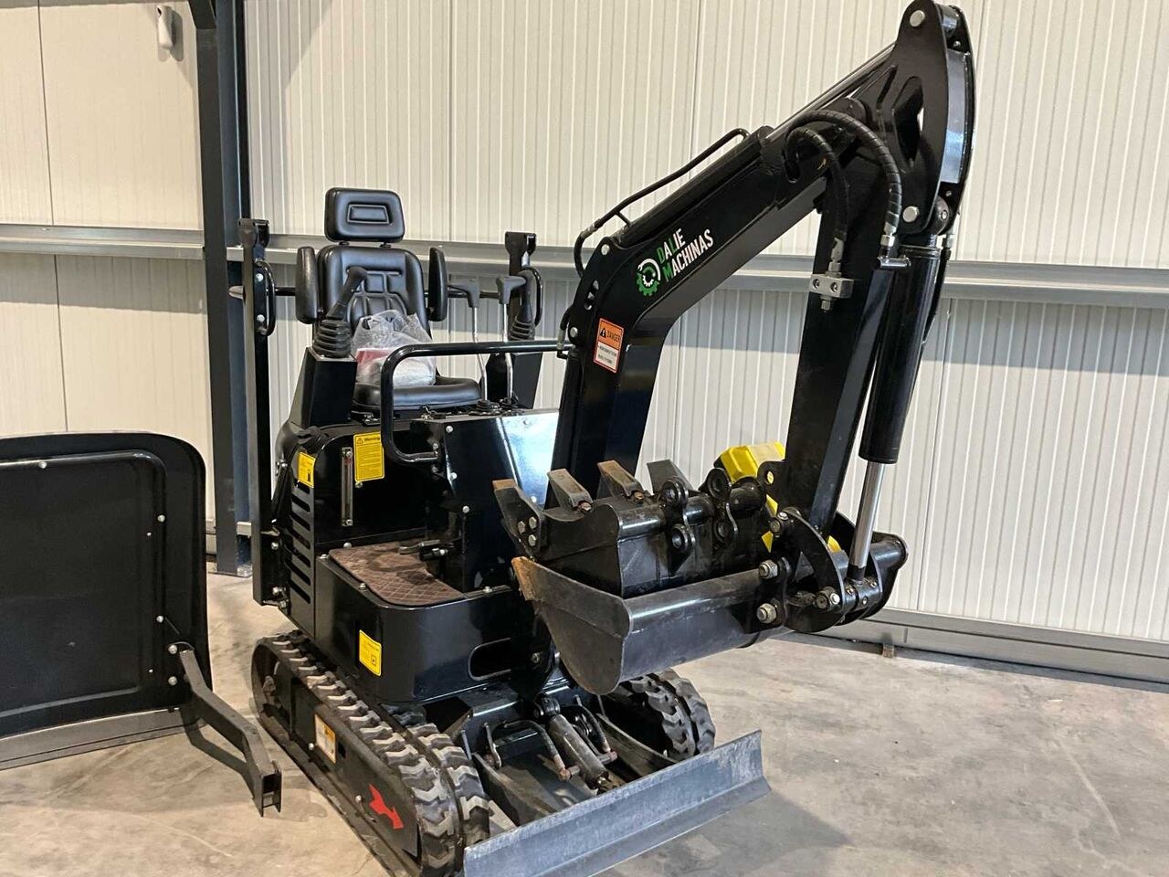 2026 Nuoman 1.2T mini excavator, side view 2026 Nuoman 1.2T mini excavator, side view