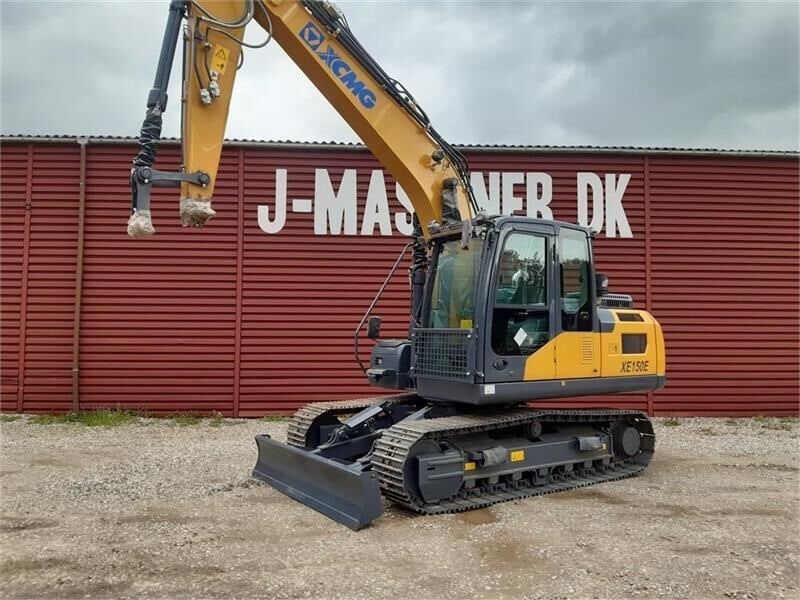 XCMG XE150E crawler excavator, side view XCMG XE150E crawler excavator, side view