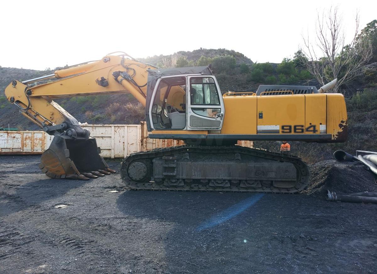 2008 Liebherr R964C crawler excavator side view 2008 Liebherr R964C crawler excavator side view