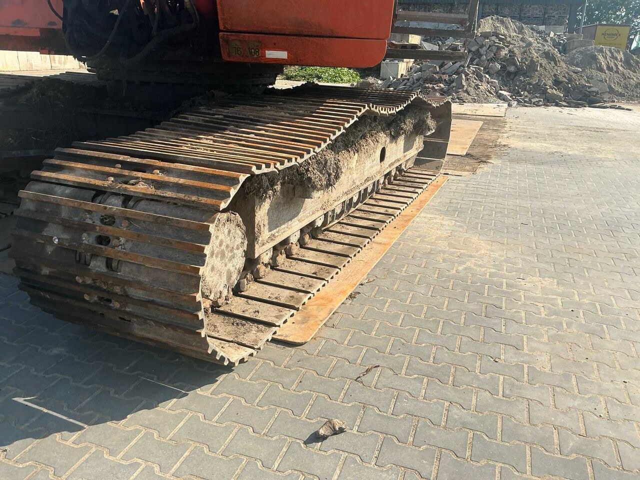 1996 Hitachi FH330LC3 crawler excavator track detail