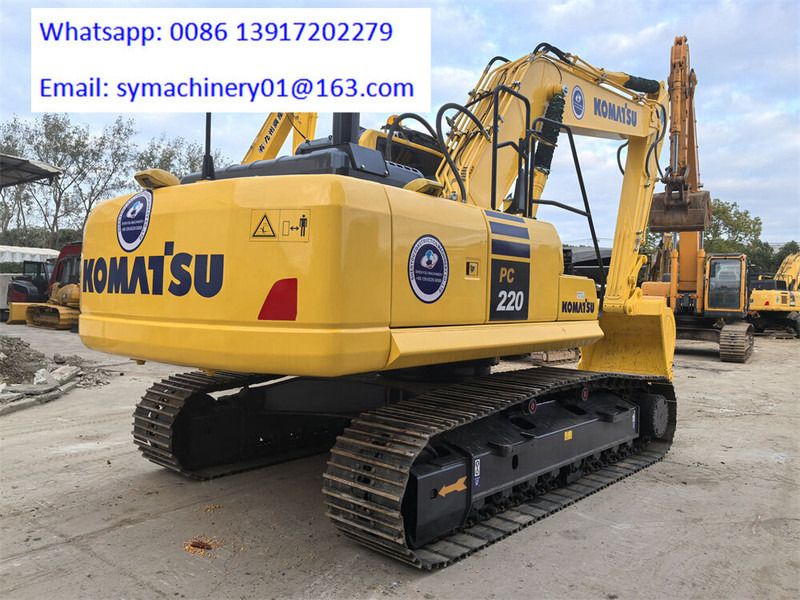 Escavatore cingolato Komatsu PC220-8 del 2023, vista posteriore tre quarti Escavatore cingolato Komatsu PC220-8 del 2023, vista posteriore tre quarti