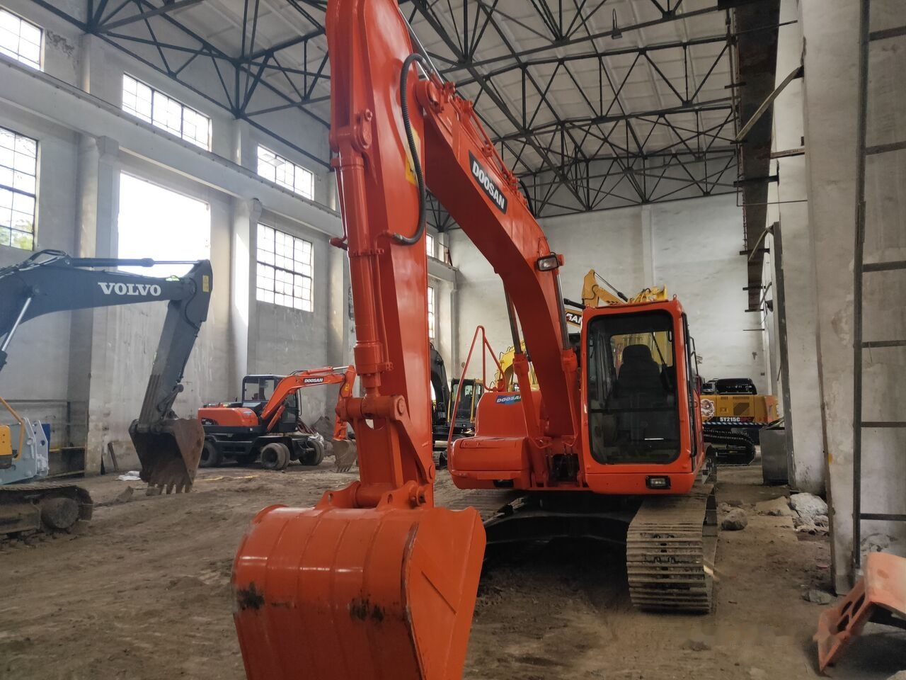 Doosan DH150LC-7 crawler excavator, front three-quarter view Doosan DH150LC-7 crawler excavator, front three-quarter view
