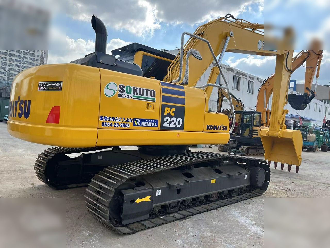 Pelle sur chenilles Komatsu PC220-8 de 2021, vue arrière trois quarts Pelle sur chenilles Komatsu PC220-8 de 2021, vue arrière trois quarts