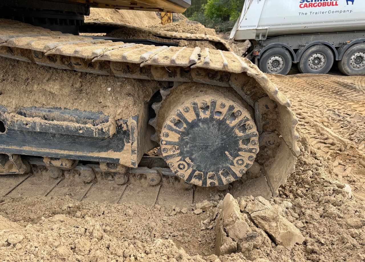2015 Caterpillar 320EL crawler excavator track detail