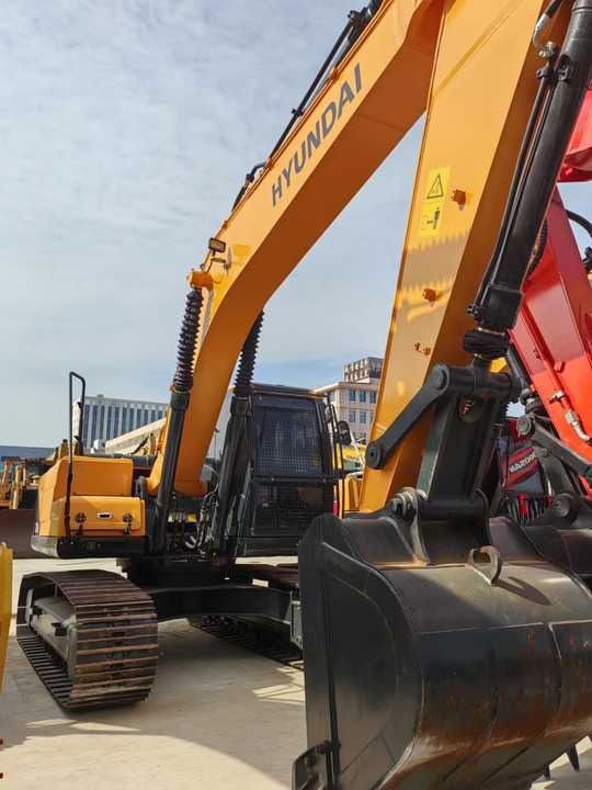 Hyundai R220LC-9S crawler excavator, front three-quarter view Hyundai R220LC-9S crawler excavator, front three-quarter view
