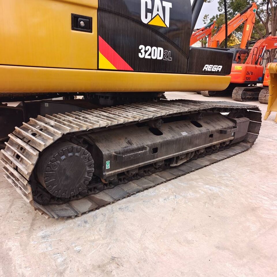 Escavatore cingolato Caterpillar 320D2L del 2024, vista laterale dei cingoli