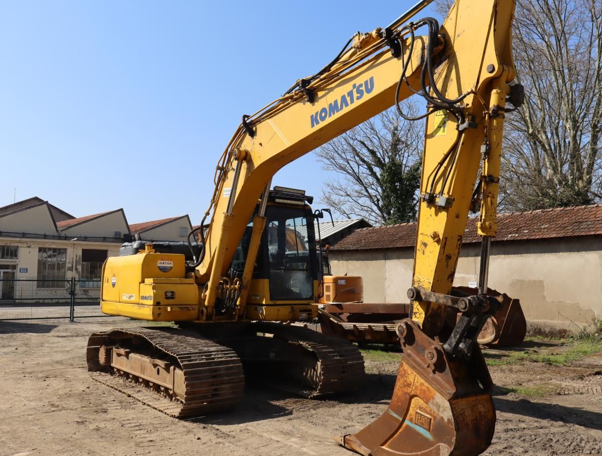 2011 Komatsu PC190-8 crawler excavator, side view 2011 Komatsu PC190-8 crawler excavator, side view