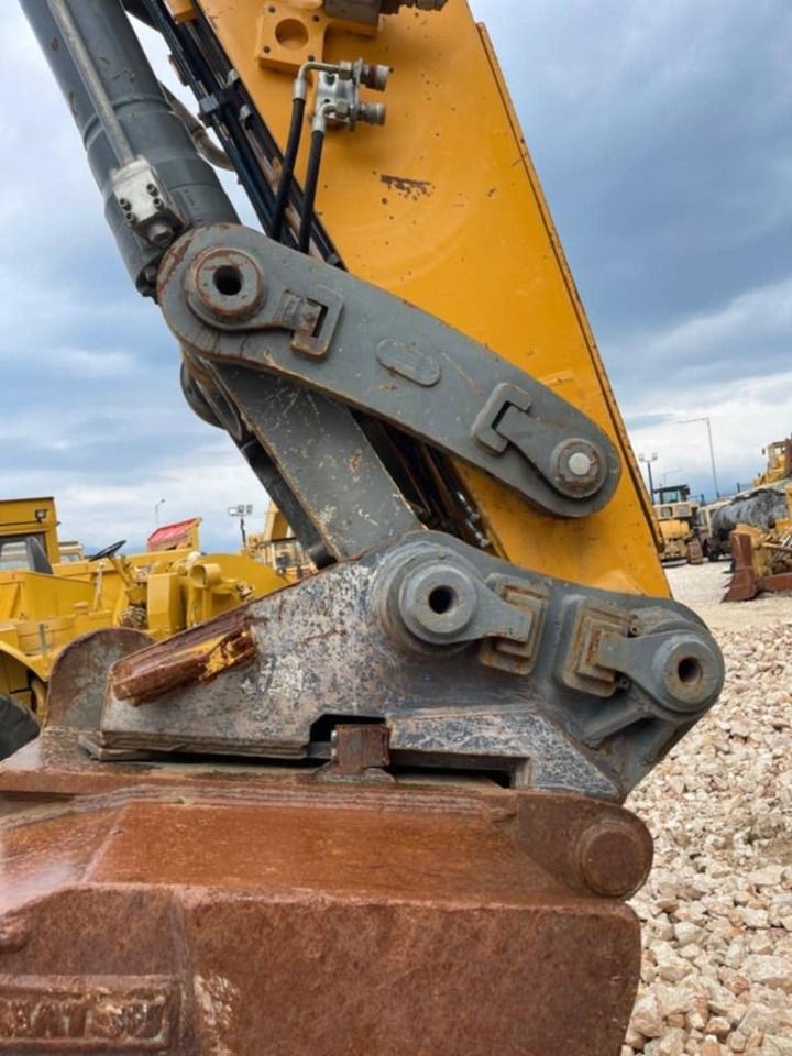2014 Liebherr R946LC crawler excavator boom and bucket linkage detail