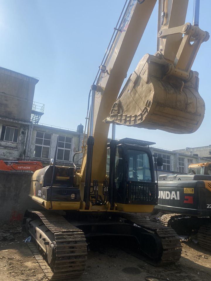 2016 Caterpillar 325C crawler excavator, front three-quarter view
