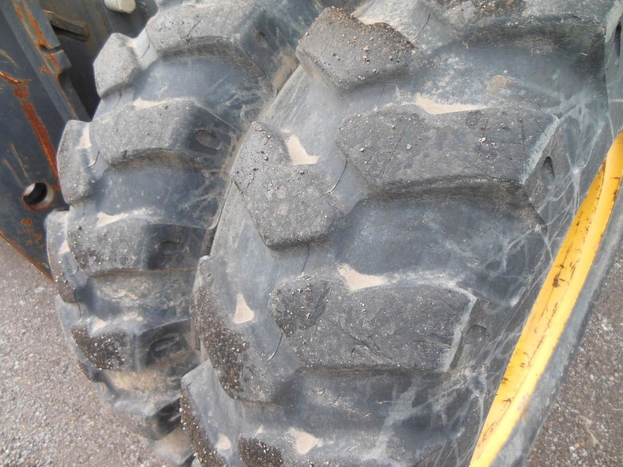 2011 New Holland WE150 wheel excavator tire detail 2011 New Holland WE150 wheel excavator tire detail