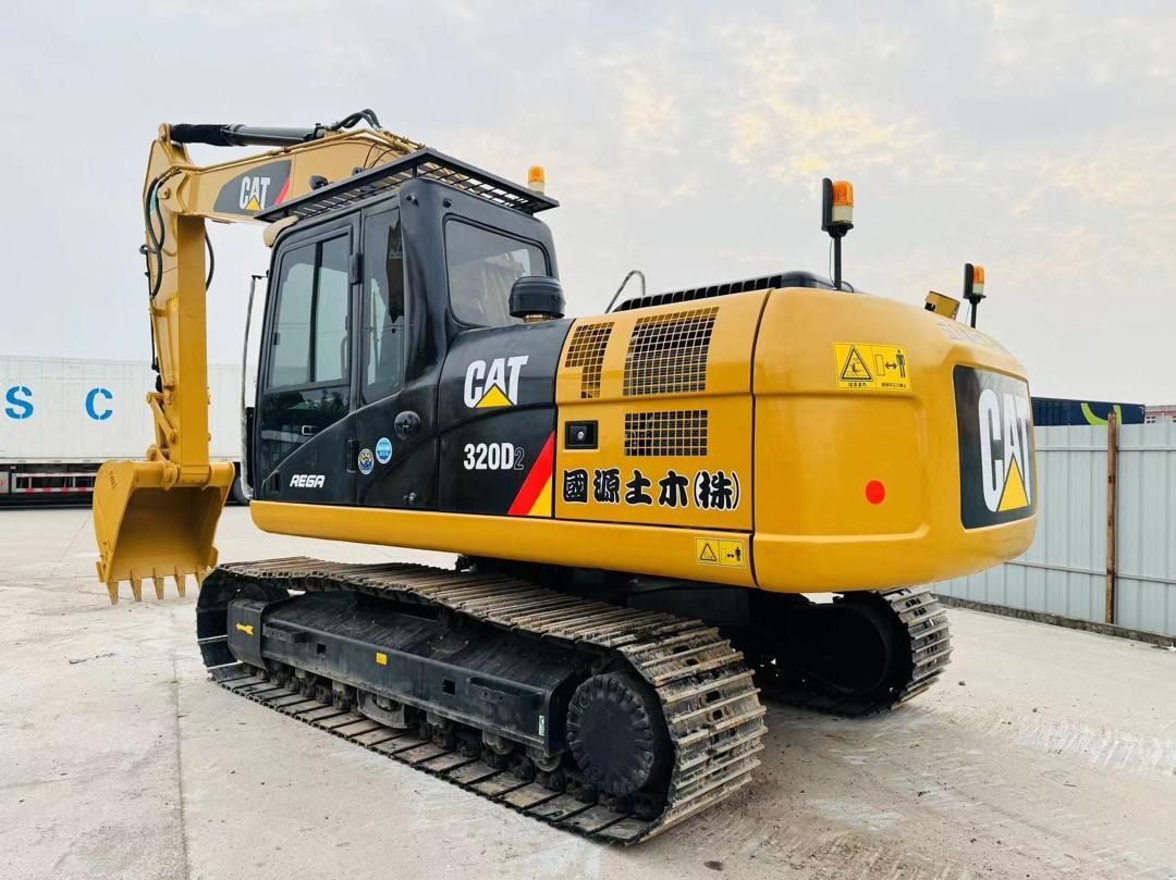 Escavatore cingolato Caterpillar 320D2 del 2023, vista posteriore a tre quarti Escavatore cingolato Caterpillar 320D2 del 2023, vista posteriore a tre quarti