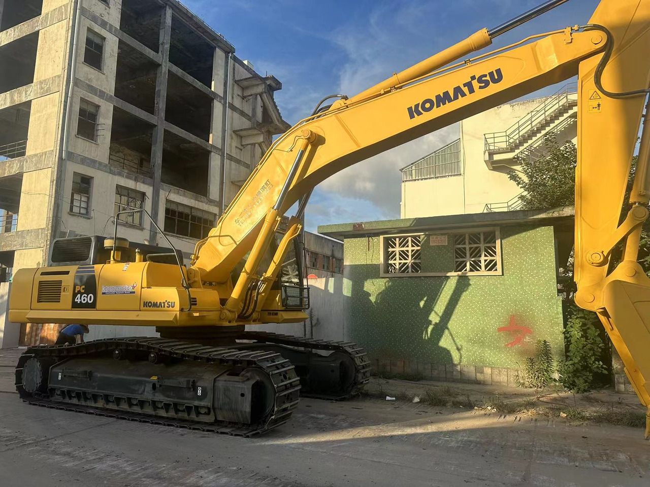 2020 Komatsu PC460 crawler excavator side view