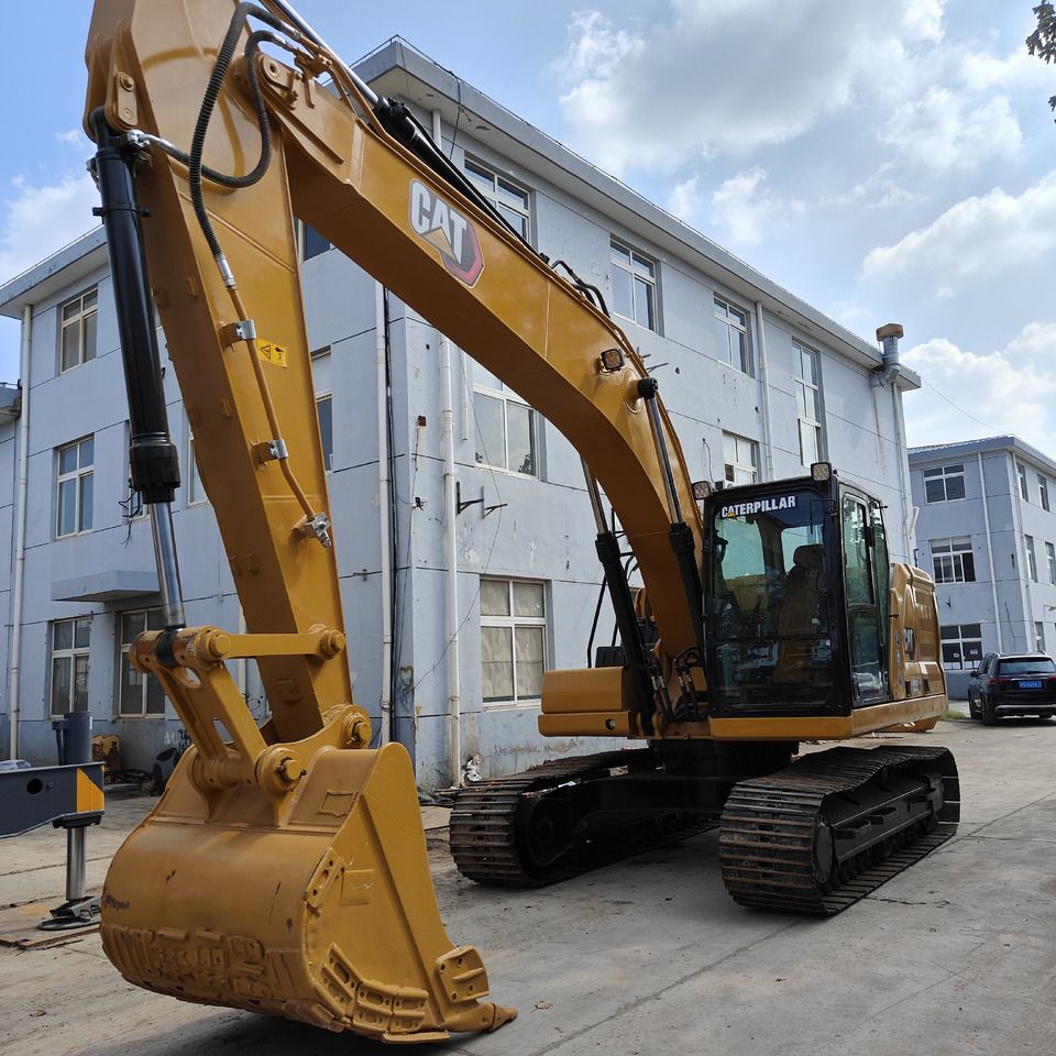 Caterpillar 320E crawler excavator, front three-quarter view Caterpillar 320E crawler excavator, front three-quarter view