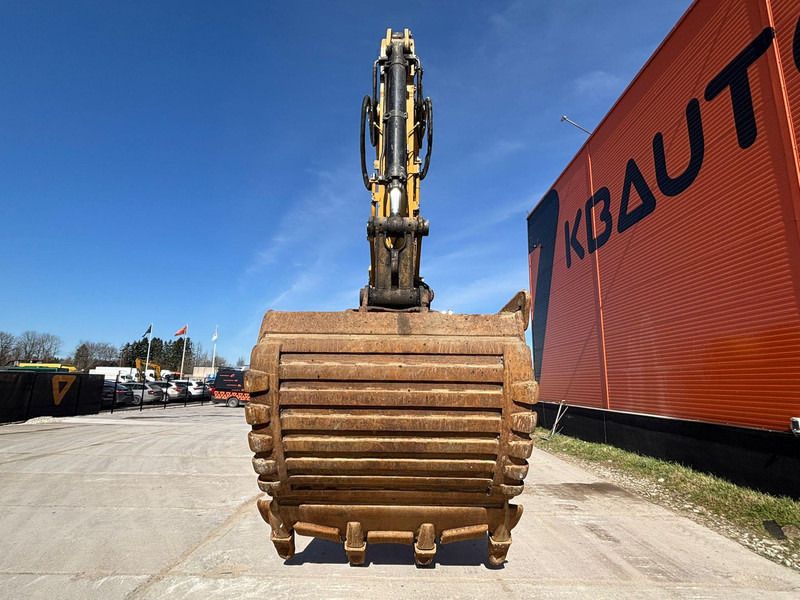 2020 Caterpillar 352 crawler excavator, rear view of bucket 2020 Caterpillar 352 crawler excavator, rear view of bucket