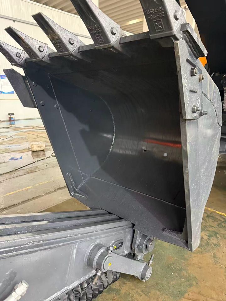 Hyundai HX220HD crawler excavator bucket detail