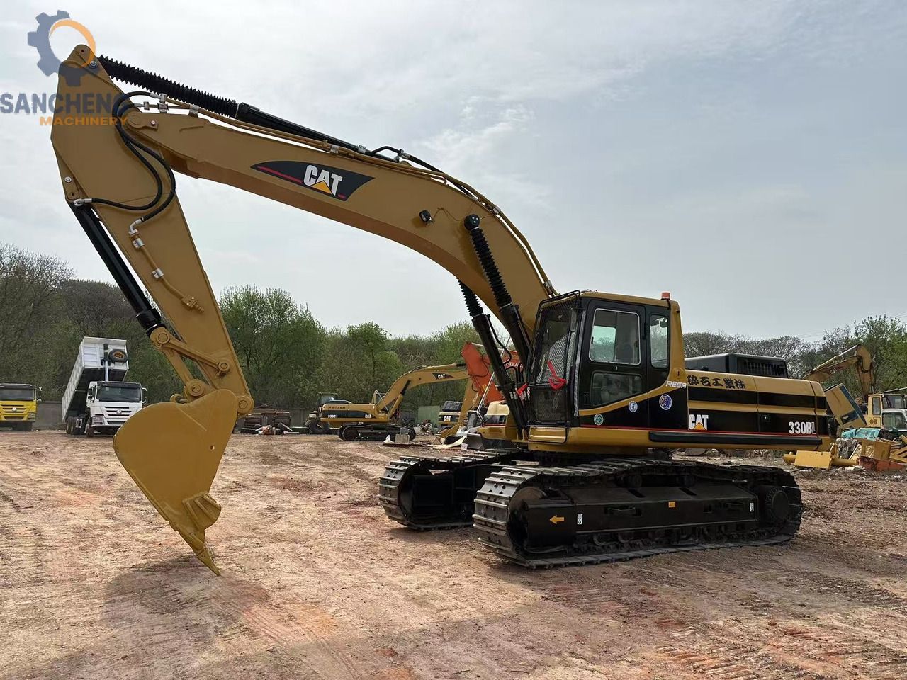 2018 Caterpillar 330BL crawler excavator side view 2018 Caterpillar 330BL crawler excavator side view