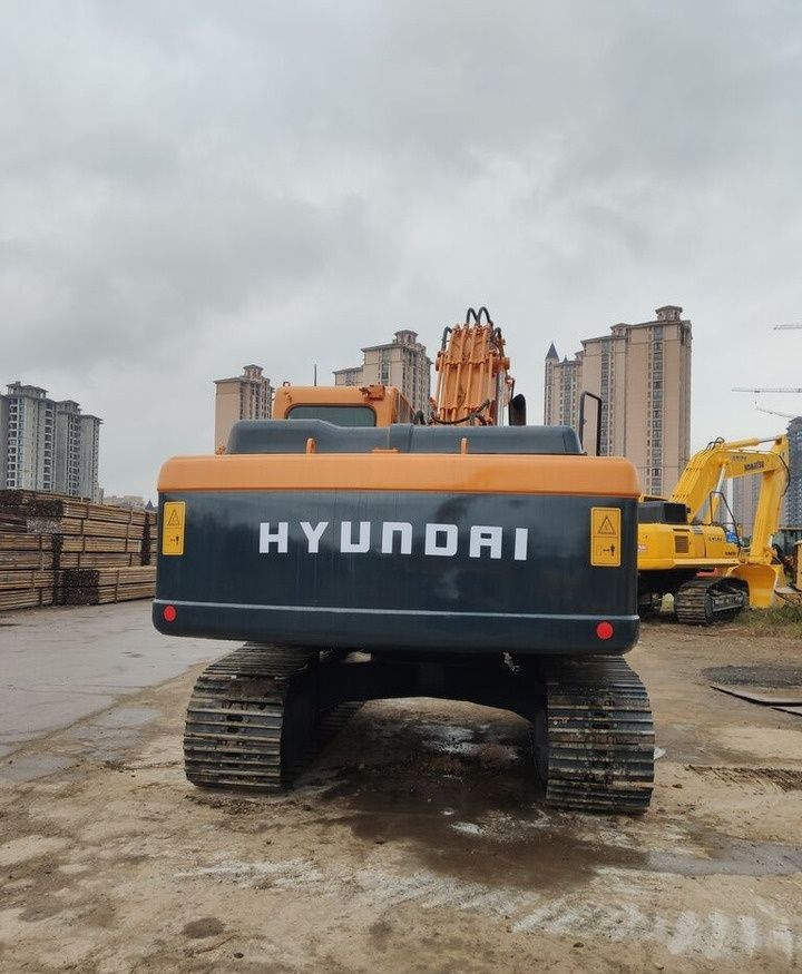 2022 Hyundai R220LC-9 crawler excavator, rear view 2022 Hyundai R220LC-9 crawler excavator, rear view