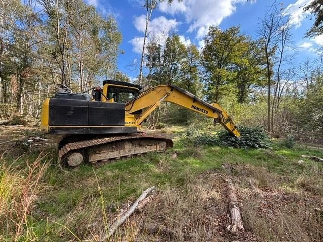 2011 Komatsu PC190NLC-8 crawler excavator, side view 2011 Komatsu PC190NLC-8 crawler excavator, side view