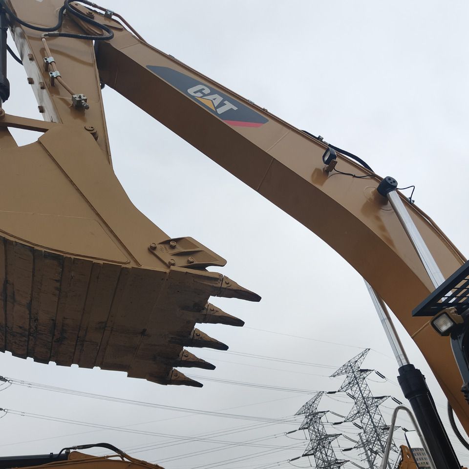 2020 Caterpillar 330D2L crawler excavator boom and bucket detail 2020 Caterpillar 330D2L crawler excavator boom and bucket detail