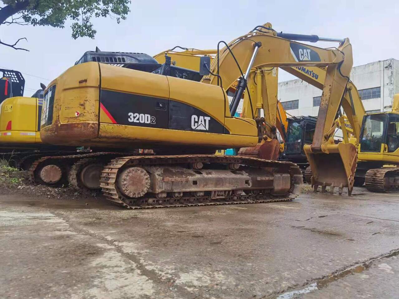 Caterpillar 320D2 rupsgraafmachine uit 2018, achterste driekwart aanzicht Caterpillar 320D2 rupsgraafmachine uit 2018, achterste driekwart aanzicht