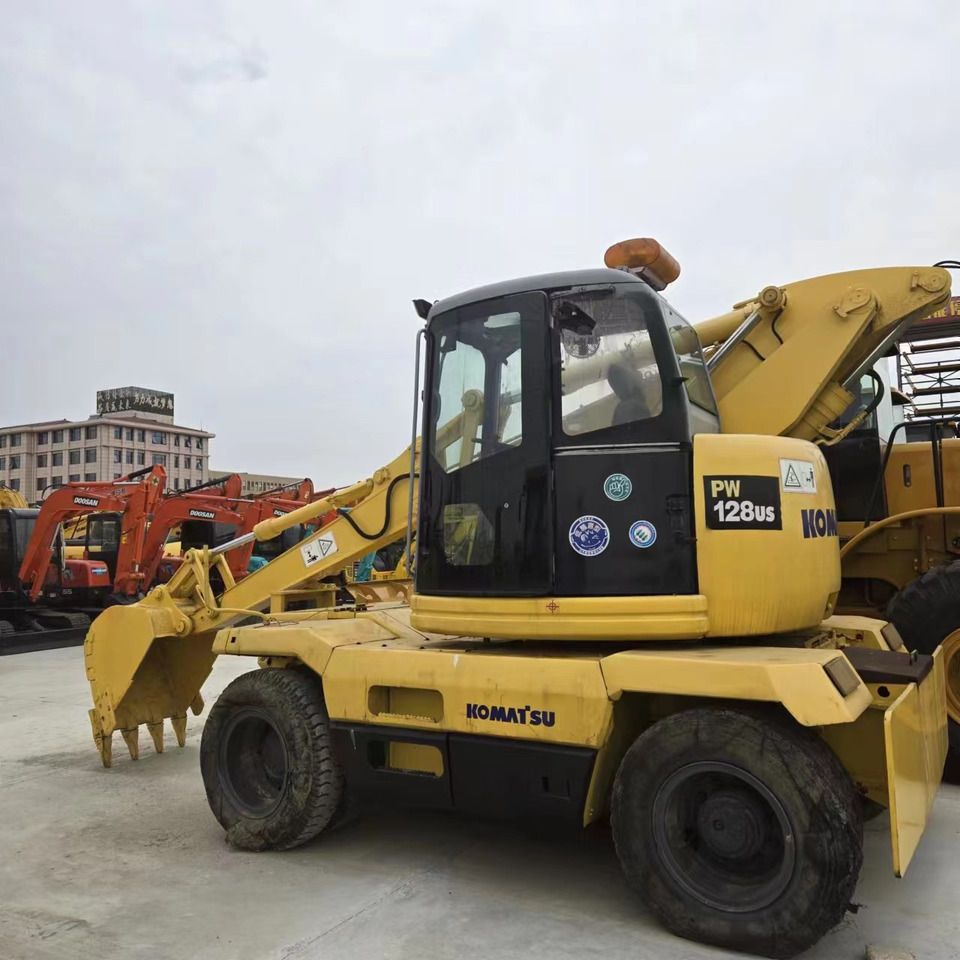 2020 Komatsu PW128US wheel excavator, side profile view 2020 Komatsu PW128US wheel excavator, side profile view