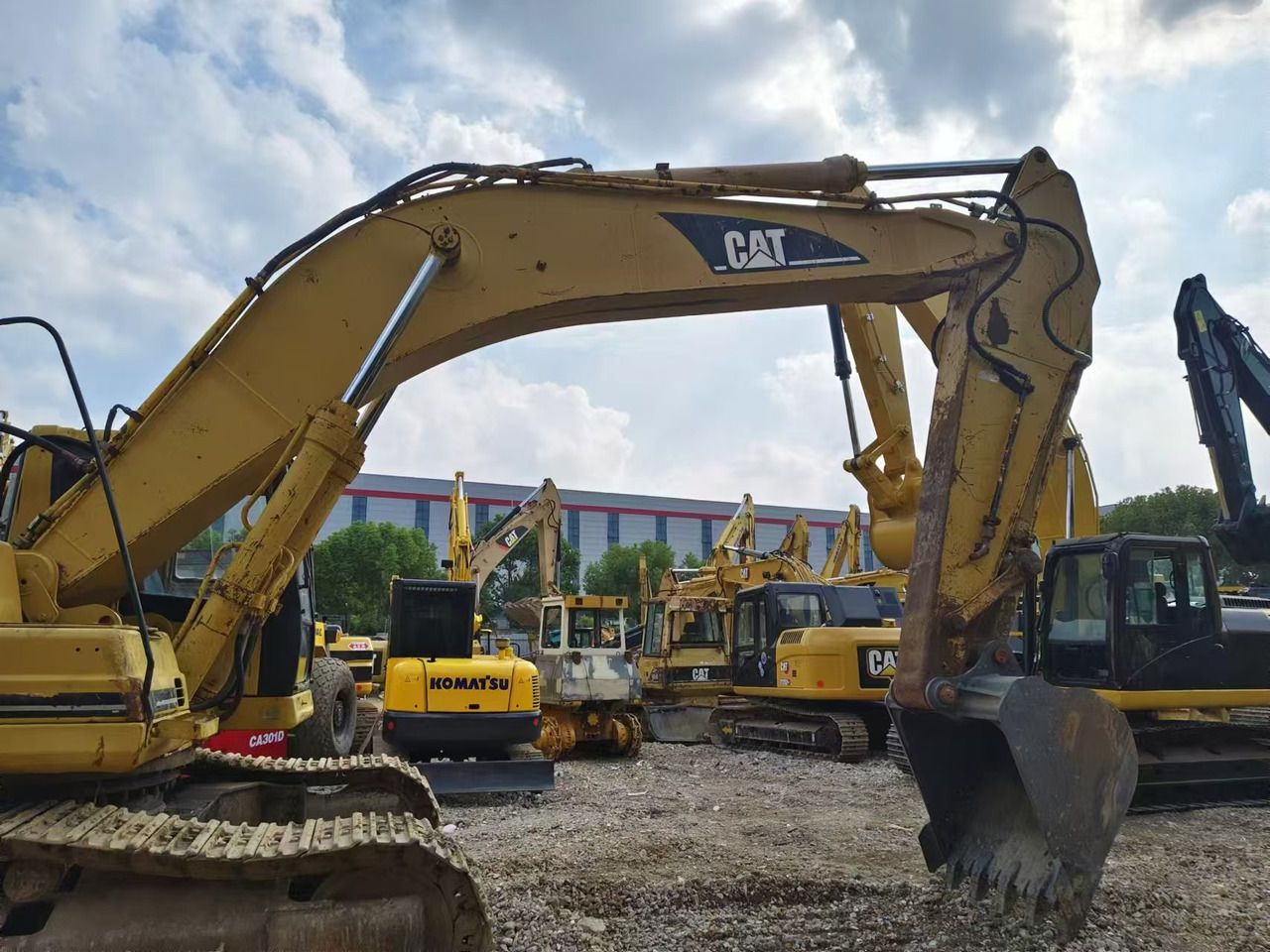 2017 Caterpillar 330B crawler excavator, side profile view 2017 Caterpillar 330B crawler excavator, side profile view