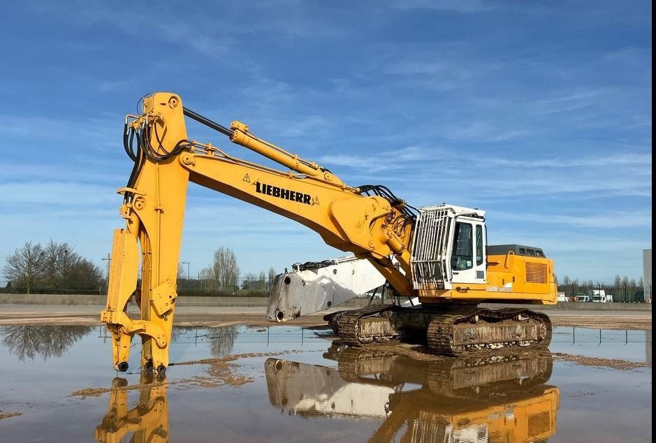 2001 Liebherr R954 B crawler excavator, side view