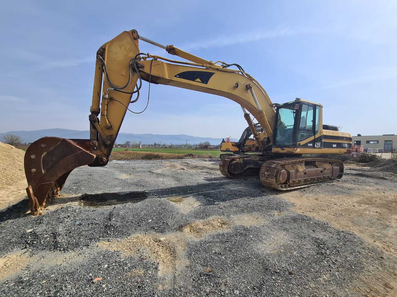 2001 Caterpillar 330BL crawler excavator, side profile view 2001 Caterpillar 330BL crawler excavator, side profile view