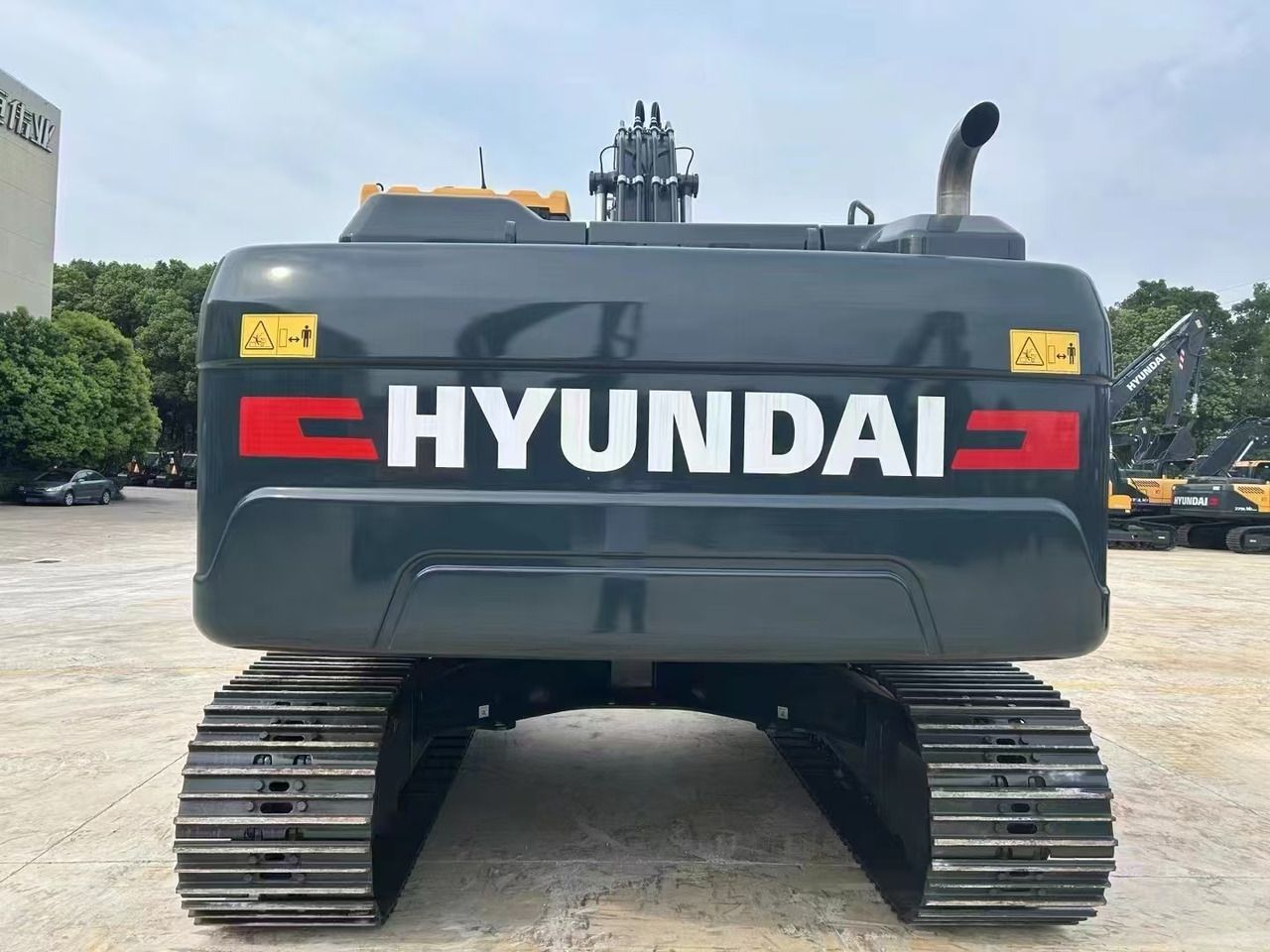 Hyundai HX220L crawler excavator, rear view