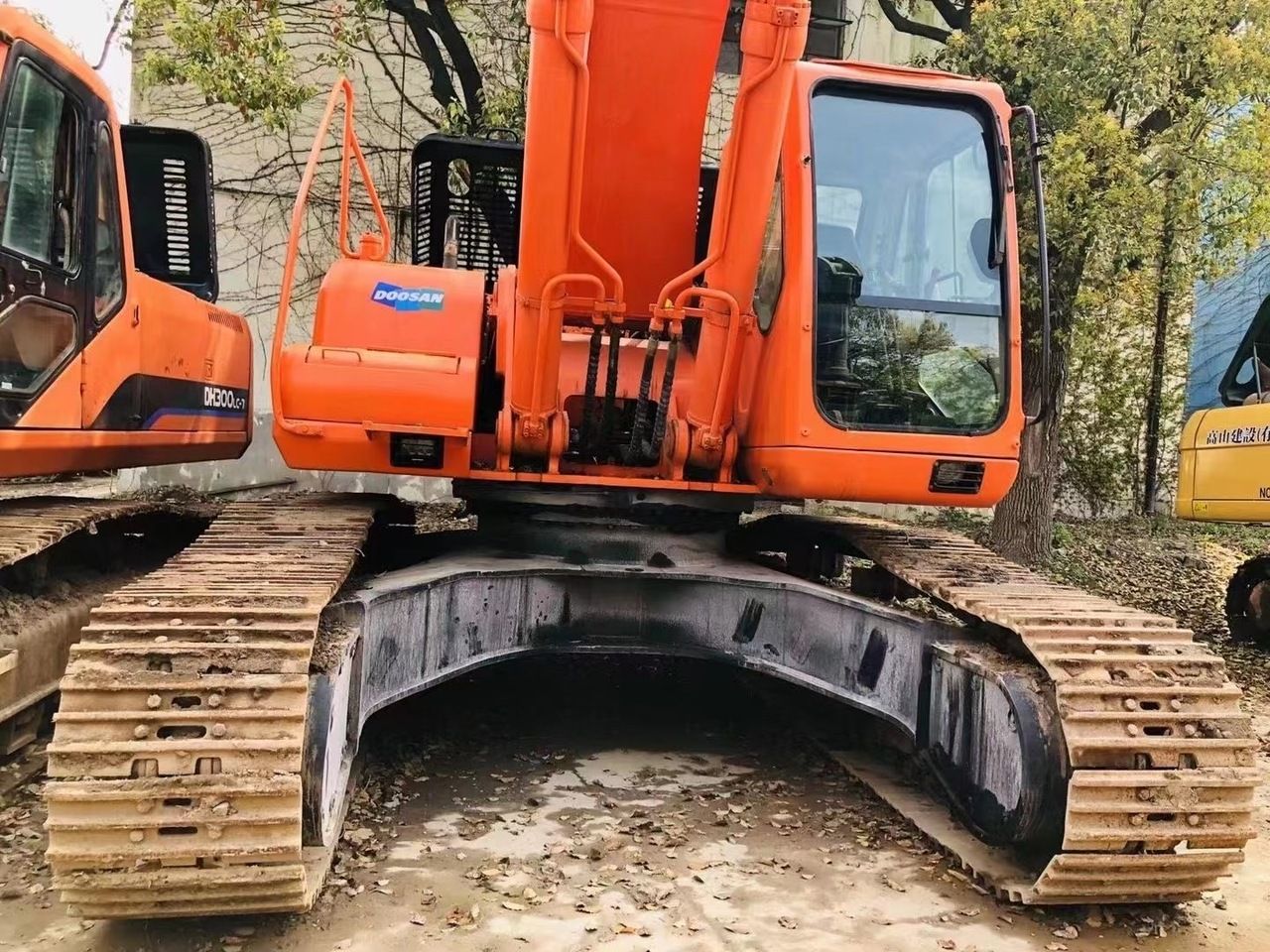 2013 Doosan DH420LC-7 crawler excavator, front view 2013 Doosan DH420LC-7 crawler excavator, front view