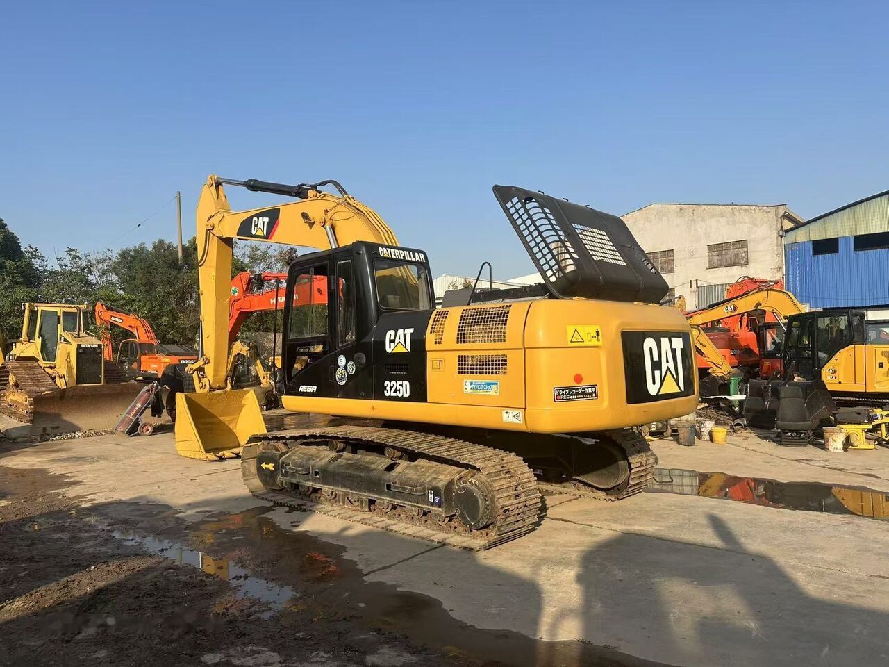 Caterpillar 325D crawler excavator, rear three-quarter view Caterpillar 325D crawler excavator, rear three-quarter view