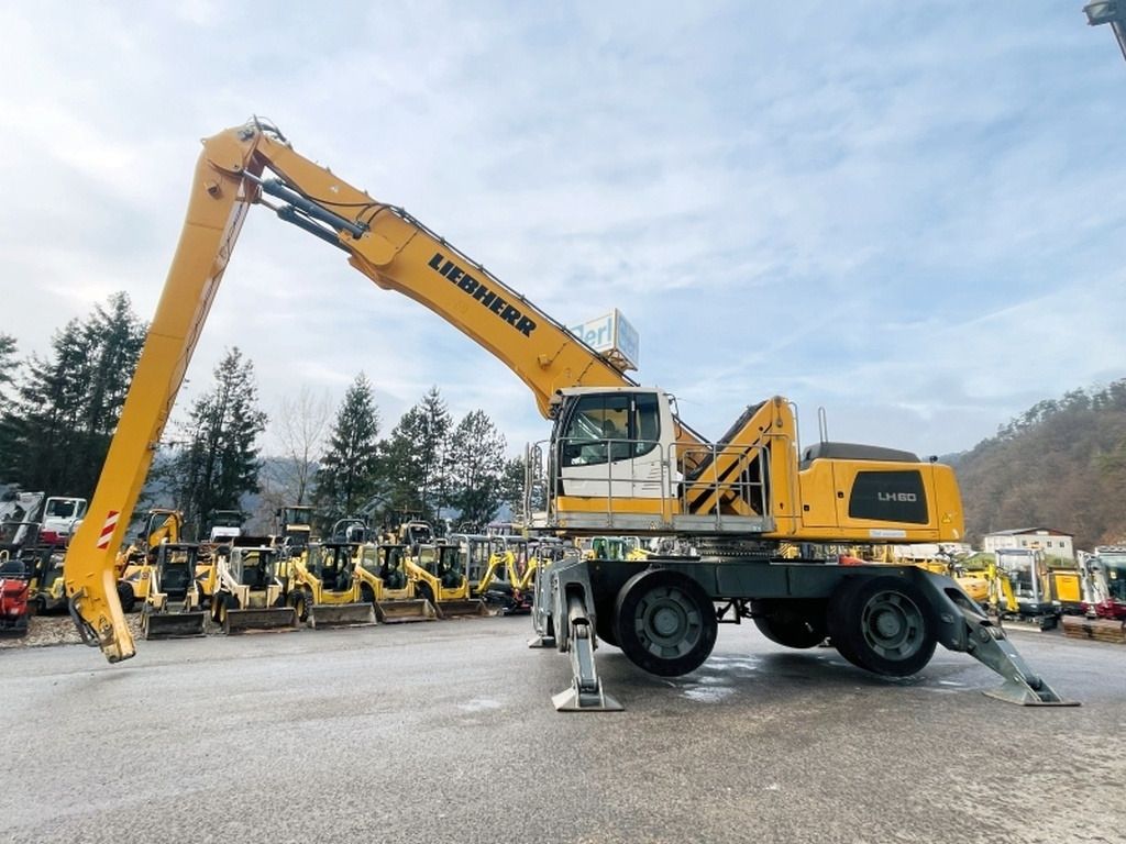 2017 Liebherr LH60 M LITRONIC material handler, side profile view 2017 Liebherr LH60 M LITRONIC material handler, side profile view