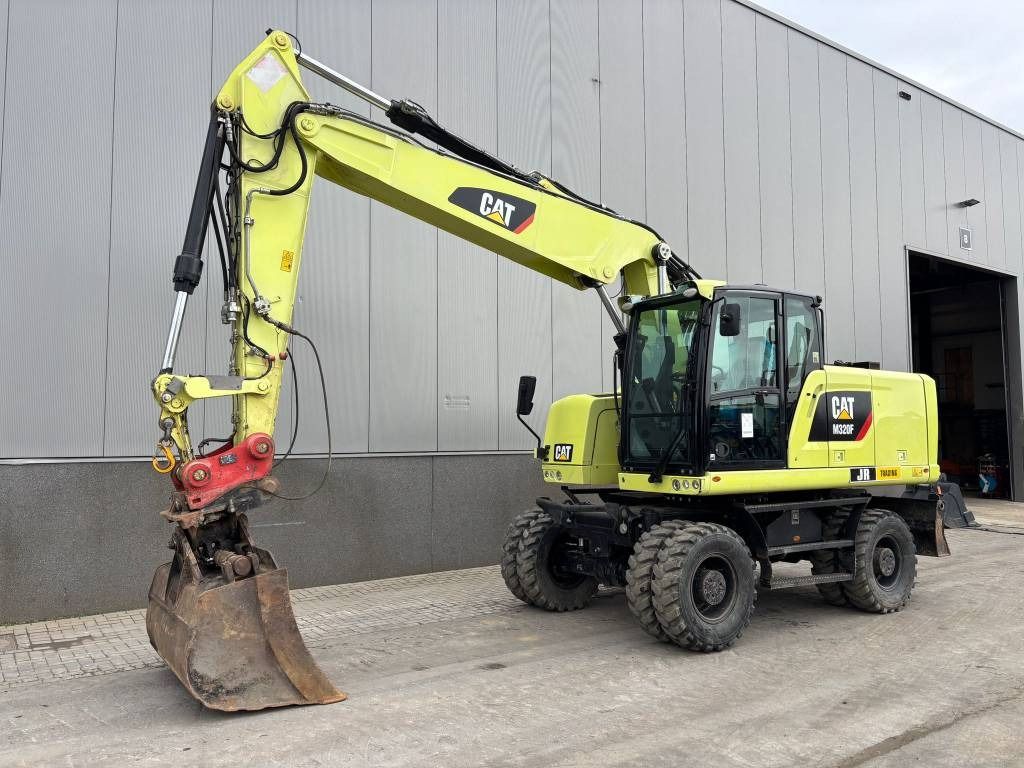 2015 Caterpillar M320F wheel excavator, side profile view
