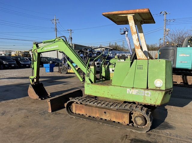 Mitsubishi ME30 mini excavator, side view