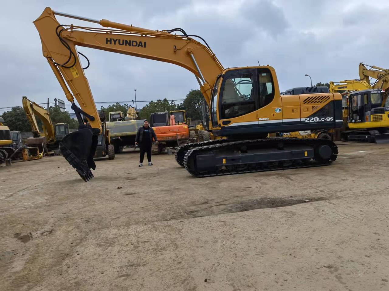 2016 Hyundai R220LC-9S crawler excavator, side view 2016 Hyundai R220LC-9S crawler excavator, side view