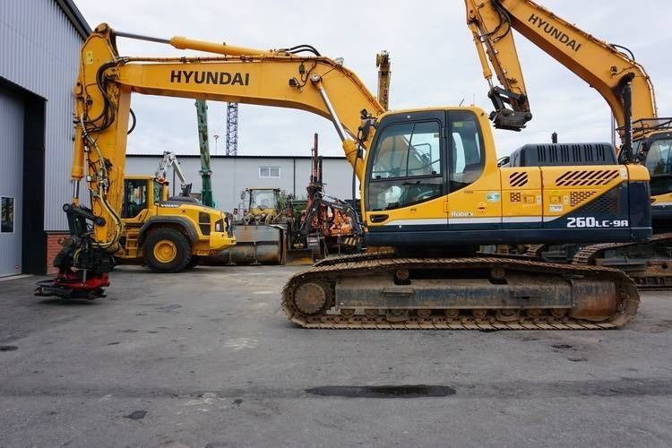2015 Hyundai R260LC-9A crawler excavator side view 2015 Hyundai R260LC-9A crawler excavator side view