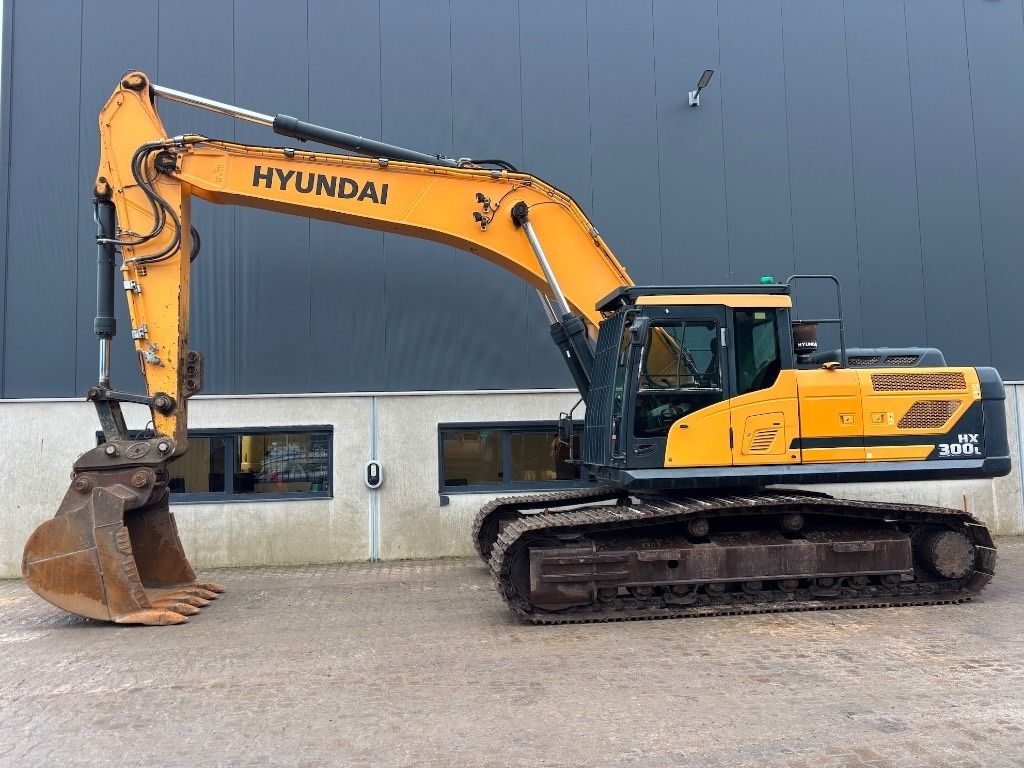 2019 Hyundai HX300L crawler excavator, side view 2019 Hyundai HX300L crawler excavator, side view