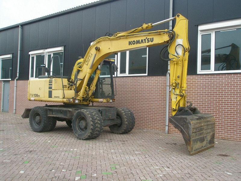 2000 Komatsu PW130ES-6K wheel excavator, side view 2000 Komatsu PW130ES-6K wheel excavator, side view