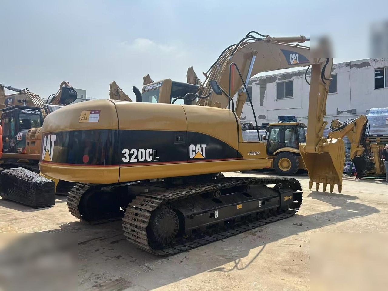 Гусеничний екскаватор 2024 Caterpillar 320CL, задній ракурс три чверті Гусеничний екскаватор 2024 Caterpillar 320CL, задній ракурс три чверті