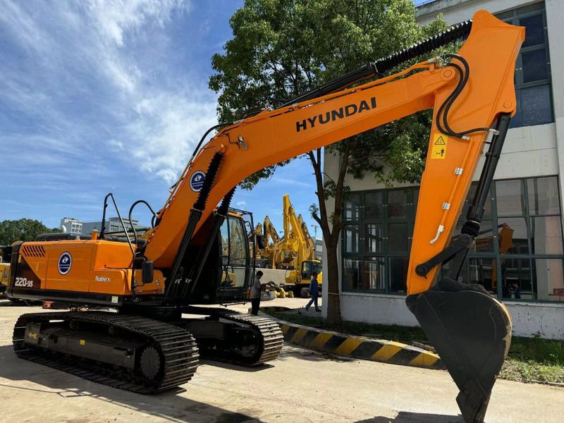 2023 Hyundai R220LC-9S crawler excavator side view 2023 Hyundai R220LC-9S crawler excavator side view