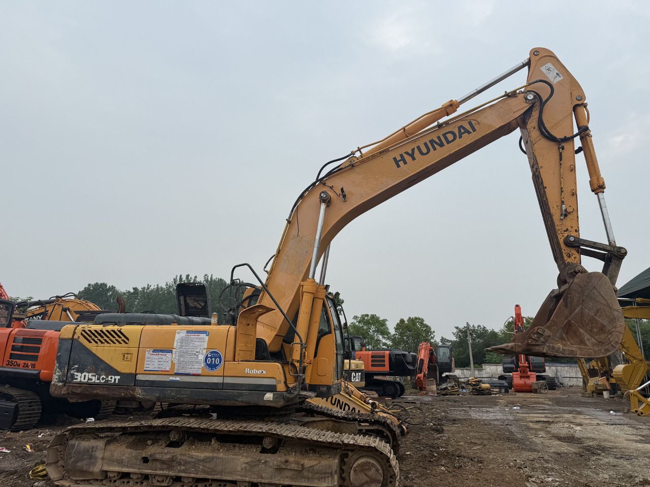 2020 Hyundai 305LC-9T crawler excavator side view