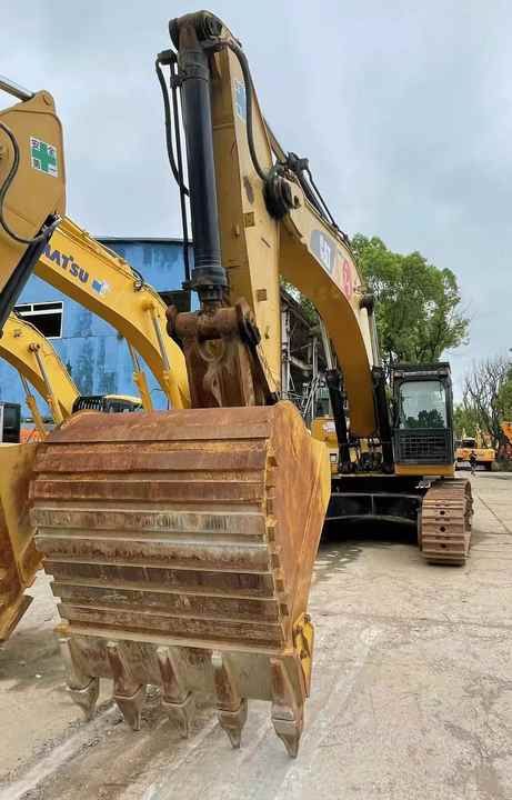 2010 Caterpillar 349D crawler excavator, front view of bucket and boom 2010 Caterpillar 349D crawler excavator, front view of bucket and boom