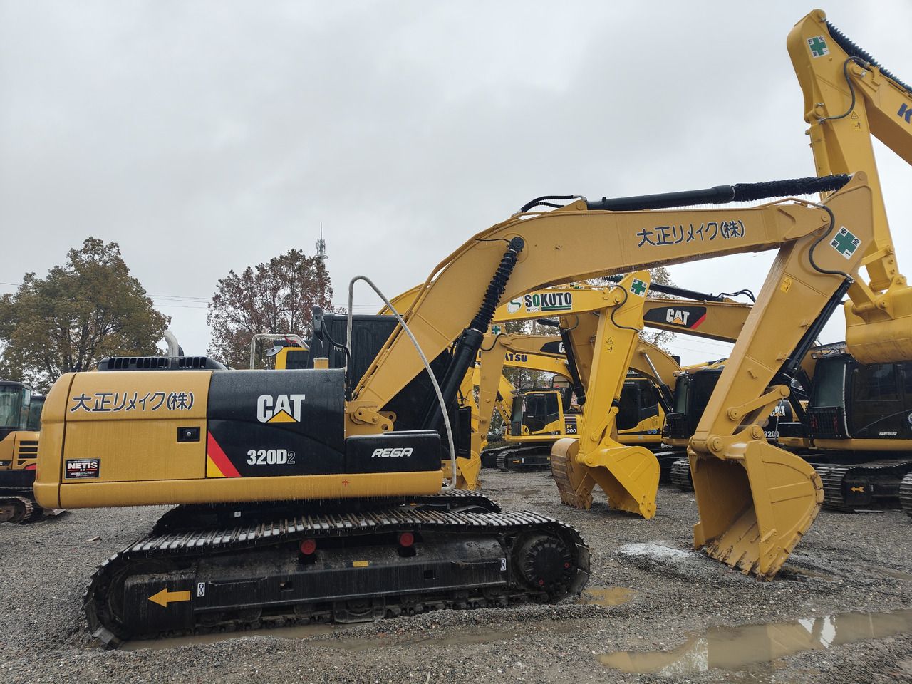 Escavatore cingolato Caterpillar 320D2 del 2020, vista laterale Escavatore cingolato Caterpillar 320D2 del 2020, vista laterale