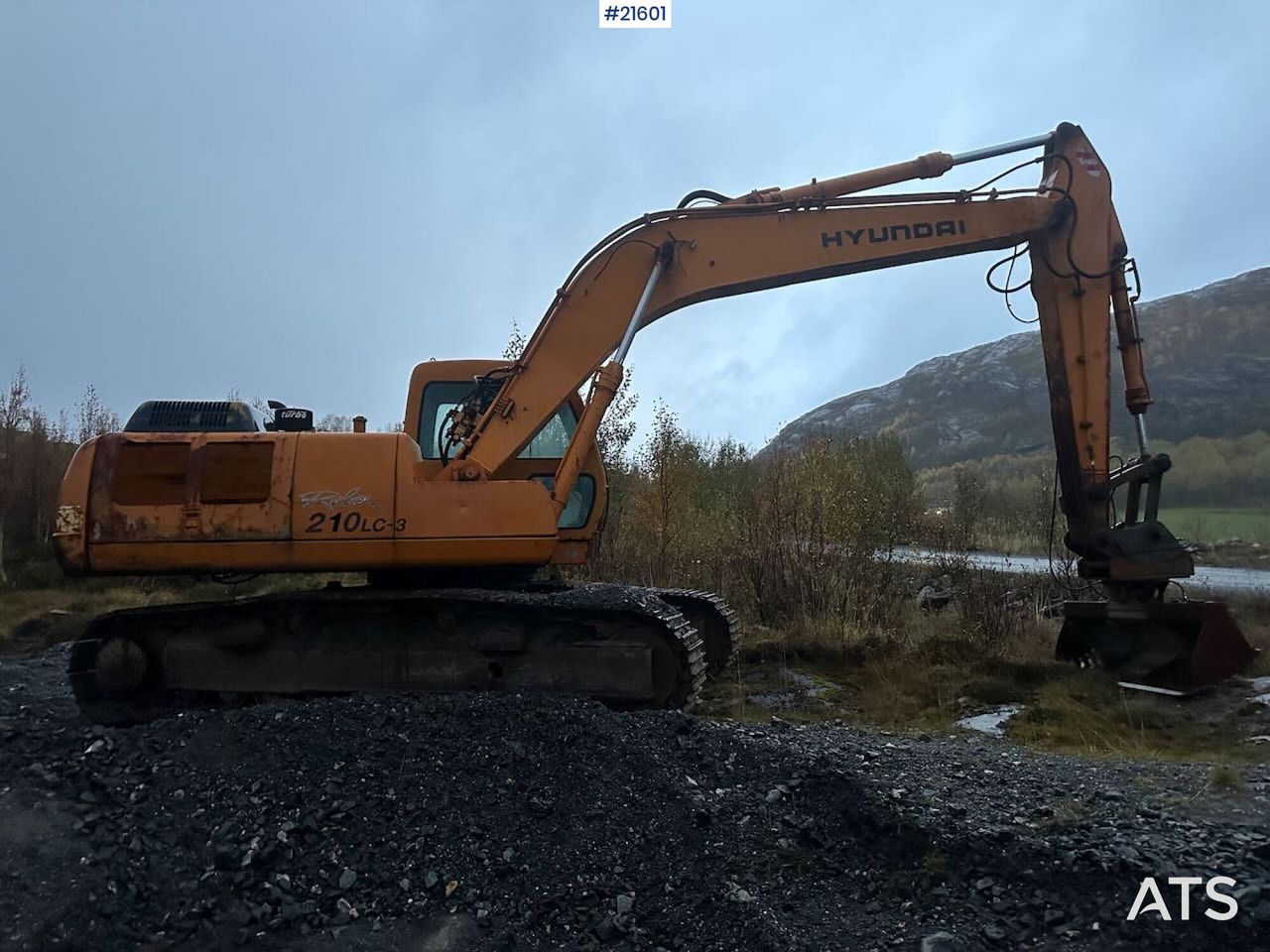 1997 Hyundai R210LC-3H crawler excavator, side profile view 1997 Hyundai R210LC-3H crawler excavator, side profile view