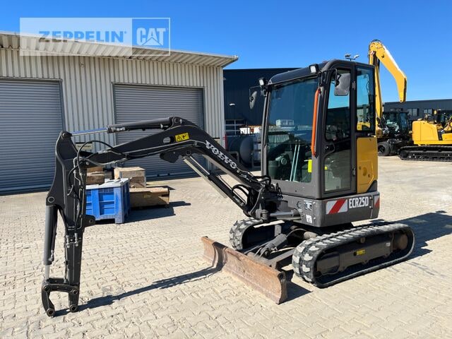 2021 Volvo ECR25D mini excavator, side view 2021 Volvo ECR25D mini excavator, side view