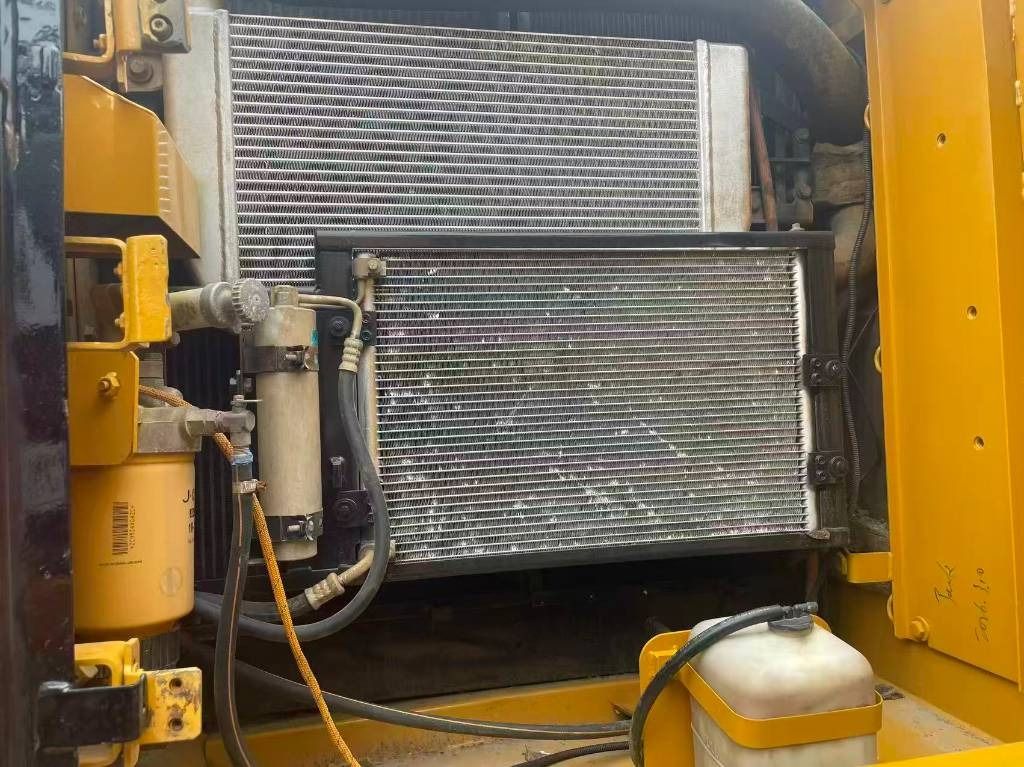 Vue compartiment moteur pelle sur chenilles Caterpillar 320D 2025 Vue compartiment moteur pelle sur chenilles Caterpillar 320D 2025