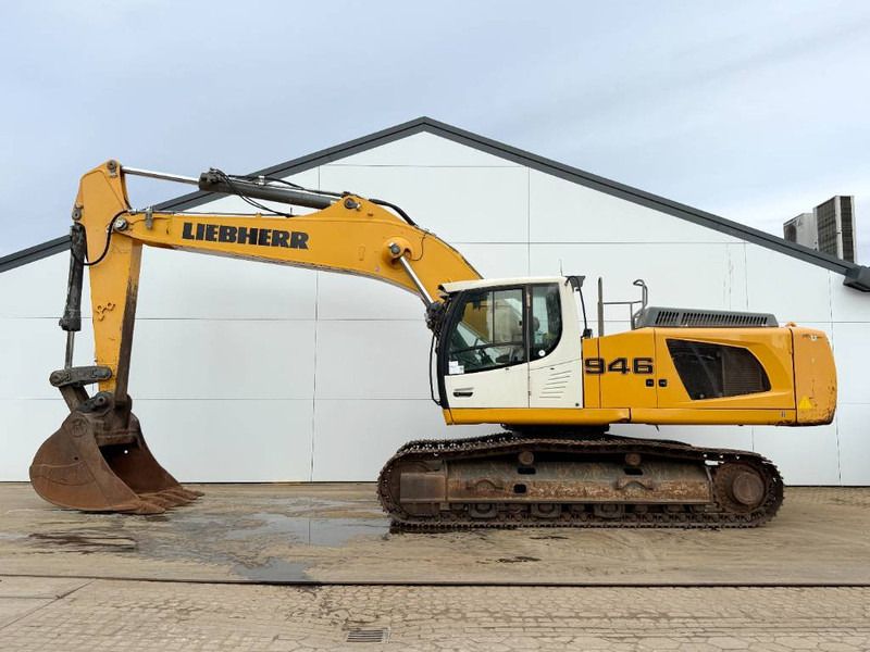 2017 Liebherr 946 crawler excavator side view 2017 Liebherr 946 crawler excavator side view