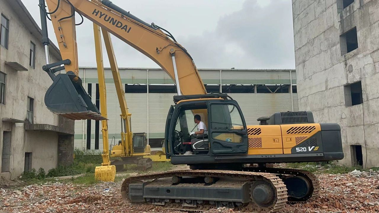 Hyundai R520L-9VS crawler excavator side view