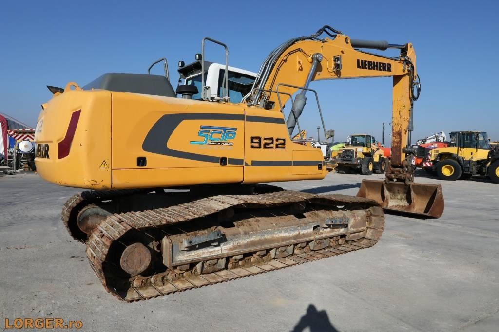 2014 Liebherr R922LC crawler excavator, rear three-quarter view 2014 Liebherr R922LC crawler excavator, rear three-quarter view
